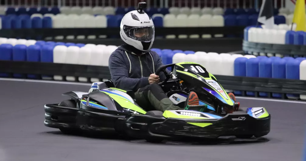 zdjęcie przedstawia gokart w Arenie Lodowej w Tomaszowie Mazowieckim