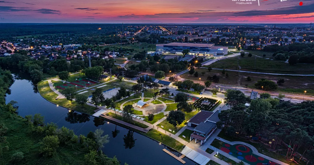 Przystań w Tomaszowie nocą
