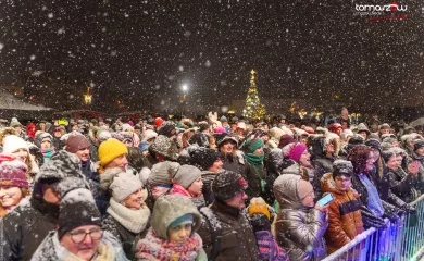 Zdjęcie przedstawia publiczność bawiącą się na koncercie w zimowej scenerii