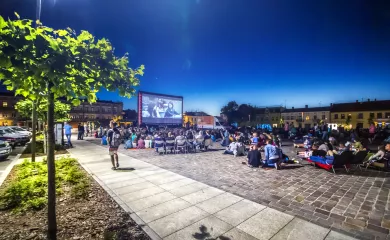 Zdjęcie przedstawia ludzi oglądających kino na pl. Kościuszki