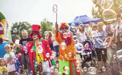 zdjęcie przedstawia klauna puszczającego bańki myslane