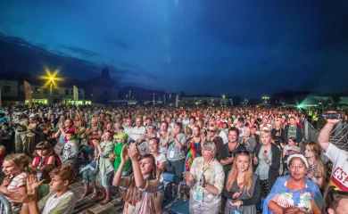 zdjęcie przedstawia widzów bawiących się pod sceną na pl. Kościuszki w Tomaszowie 