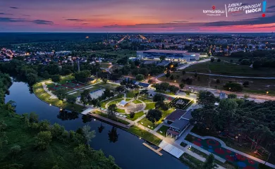 Przystań w Tomaszowie nocą