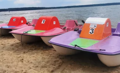 Rowery wodne na brzegu zbiornika wodnego