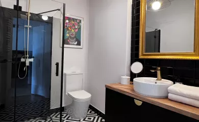 Elegancko urządzona łazienka.