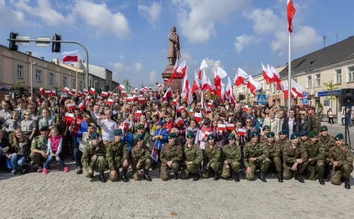 zdjęcie przedstawia uroczystości patriotyczne na pl.  Kościuszki